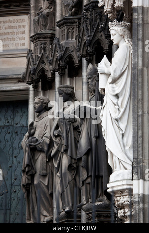 Germania, Colonia, la cattedrale di Colonia, facciata sud, portale di San Pietro, stipite sculture Foto Stock