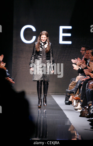 Celine Parigi pronto a indossare in autunno e inverno Designer Ivana Omazic permanente sulla pista pubblico sorridente battendo le mani Foto Stock