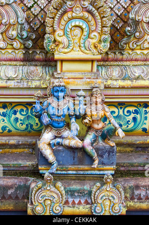 Le figure su un tempio indù a Seetha Eliya, Sri Lanka Foto Stock