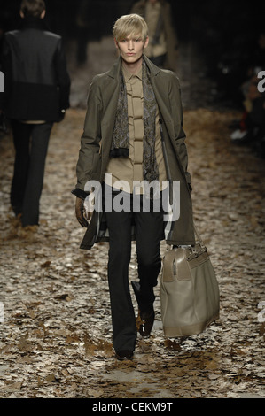 Burberry Milano pronto a indossare in autunno e inverno colori autunnali: androgino maschio bionda oliva indossa trench coat su marrone Foto Stock