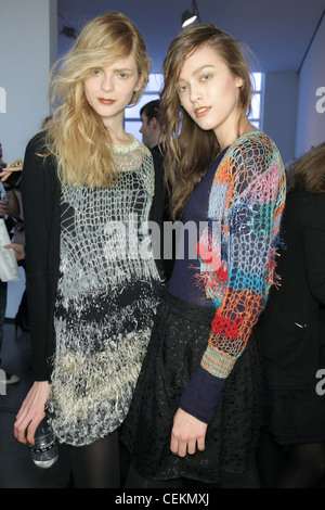 Rodarte Backstage New York pronto a indossare Autunno Inverno 2011 2012 Foto Stock