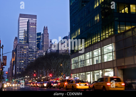 Il traffico accanto al Bryant Park in midtown Manhattan a notte Foto Stock