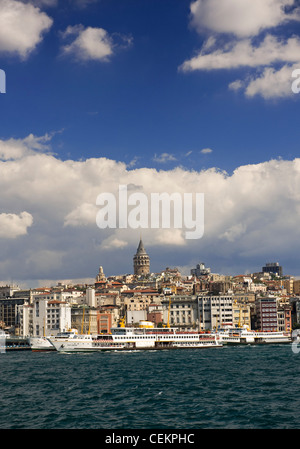 Vista verso la Torre di Galata a Istanbul attraverso il Golden Horn, Turchia Foto Stock