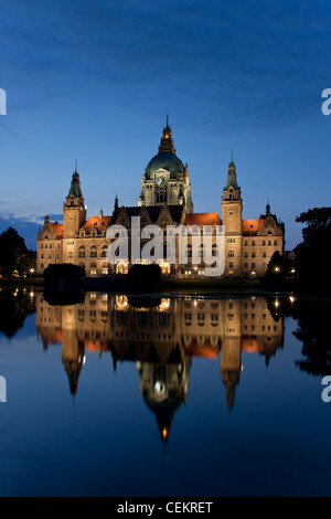 La riflessione nel lago del Nuovo Municipio / Neues Rathaus di notte a Hannover, Bassa Sassonia, Germania Foto Stock