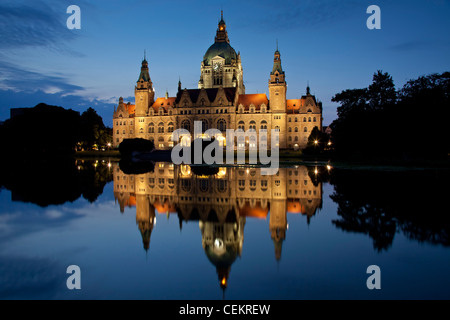 La riflessione nel lago del Nuovo Municipio / Neues Rathaus di notte a Hannover, Bassa Sassonia, Germania Foto Stock