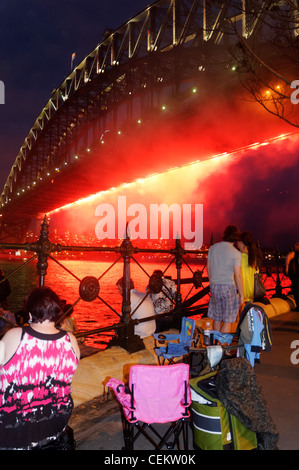 La folla a guardare i fuochi d'artificio dal Ponte del Porto di Sydney per la Vigilia di Capodanno Foto Stock