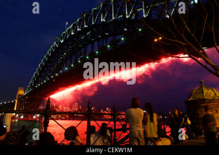 La folla a guardare i fuochi d'artificio dal Ponte del Porto di Sydney per la Vigilia di Capodanno Foto Stock