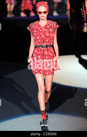 Anna Sui New York pronto a WearSpringSummer 2012 Foto Stock