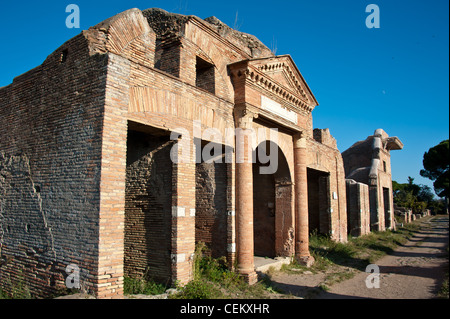 Fila di edifici abbandonati a Roma originale del porto di mare di Ostia Antica. Foto Stock