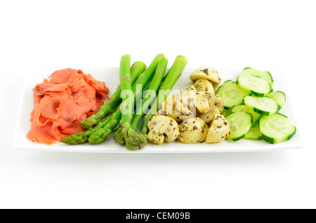 Salmone affumicato lox con asparagi, funghi marinati e cetrioli su sfondo bianco in formato orizzontale Foto Stock