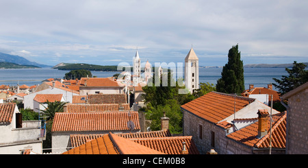 Rab, Primorje-Gorski Kotar, Croazia. Vista sui tetti della città adriatica, antiche torri campanarie prominente. Foto Stock