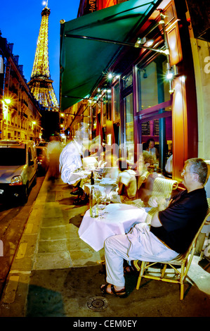 Parigi, Francia - Francese contemporaneo ristorante Bistro - 'Au Bon Accueil', Diners sulla terrazza sul marciapiede, vicino alla Torre Eiffel; Foto Stock