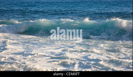 Anse Bazarca, Mahé Seychelles. Crashing Surf. Foto Stock