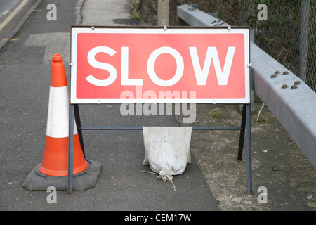 Segno lento avvertenza di lavori stradali in anticipo Foto Stock