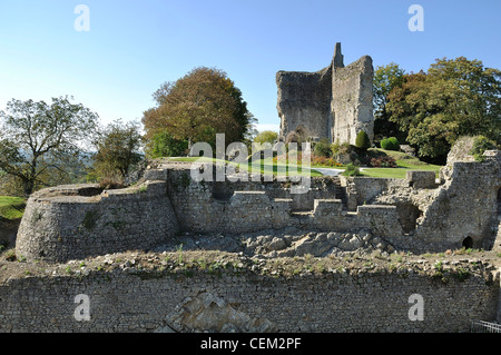 Le rovine del castello di Domfront (inferiore, in Normandia, Francia). Foto Stock