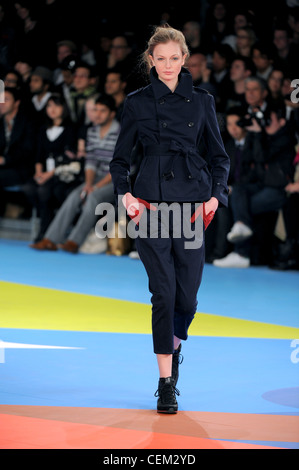 Adidas Yohji Yamamoto New York pronto a indossare in autunno e inverno Navy Blue due pezzo belted giacca e pantaloni tagliate Foto stock Alamy