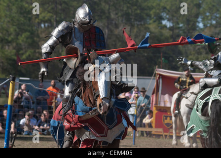 L annuale hoggetowne faire medievale a Gainesville florida, cavalieri in un torneo di giostre. Foto Stock