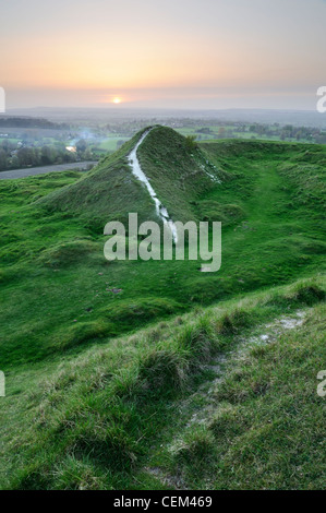 Sentiero con viste sulla campagna dalla cima della collina Cley, Wiltshire, Regno Unito Foto Stock