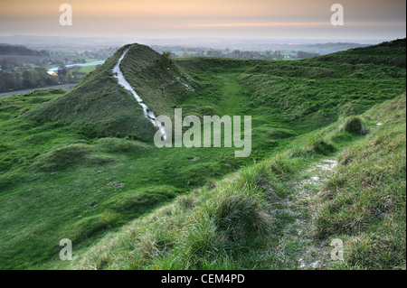 Sentiero con viste sulla campagna dalla cima della collina Cley, Wiltshire, Regno Unito Foto Stock