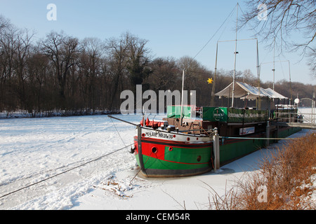 Congelati nave 'Marie Edvige' sul fiume Saale a Halle, Germania - la nave 'Marie Edvige' è utilizzata come ristorante Foto Stock