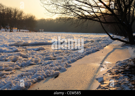 Frozen River Saale a Halle al tramonto, Germania Foto Stock
