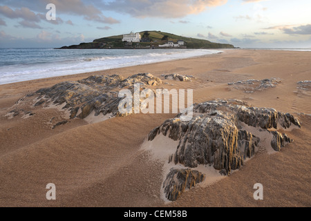 Liscia sabbia e rocce rainsoaked sulla strada rialzata che conduce a Burgh isola nel Sud prosciutti, Devon, Regno Unito. Foto Stock
