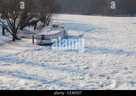 Nave congelate sul fiume Saale a Halle, Germania - Vista dal ponte di Kröllwitz (Kröllwitzbrücke) Foto Stock
