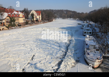 Navi congelate sul fiume Saale a Halle, Germania - Vista dal ponte di Kröllwitz (Kröllwitzbrücke) Foto Stock