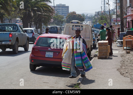 Etiopia ad Addis Abeba. Street commerciante di tessuti. Pedoni e traffico. Foto Stock