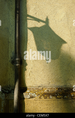 L'ombra di una vecchia lampada colato su una parete. Foto Stock