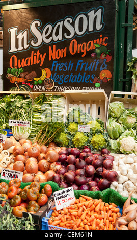 Un Mercato di Borough bancarella vendendo in stagione di qualità non organici di frutta fresca e verdura. London REGNO UNITO Foto Stock