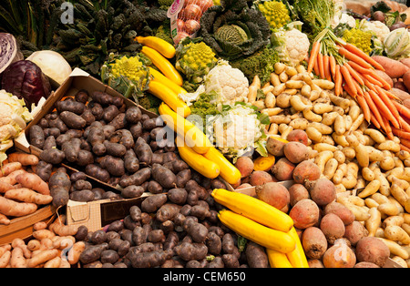 Ampia selezione Di Verdure Fresche visualizzate su uno stallo del mercato Foto Stock