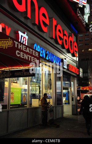 Praticamente il neon ritratto afro-americano di uomo suonare il sassofono front Duane Reade Pharmacy, Broadway West 50th Street, New York Foto Stock