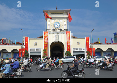 Il mercato Ben Thanh ingresso anteriore e il traffico, a Saigon. Foto Stock