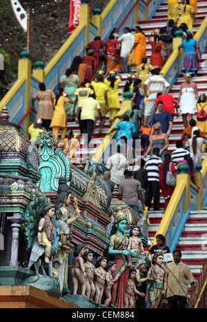 I devoti sulla scalinata che conduce fino alle Caverne di Batu durante il Thaipusam festival indù vicino a Kuala Lumpur in Malesia Foto Stock