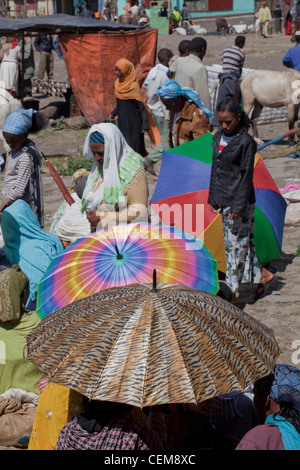 Mercato Adaba. Etiopia.i titolari di stallo ombrelloni utilizzati per offrire riparo dal sole. Foto Stock