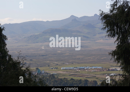 Villaggio Cinese encampment. Campus per i lavoratori, gli ingegneri che stanno costruendo nuove strade nelle montagne della balla. Etiopia. 2012 Foto Stock