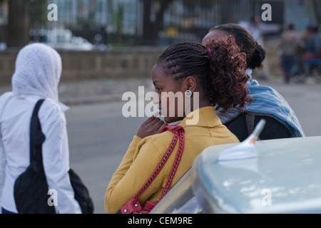 Addis Abeba. Giovane donna con fiducia. Lo stile dei capelli. High street. Capitale. Città. Etiopia. Foto Stock