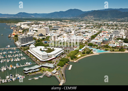 Vista aerea della marina e il quartiere centrale degli affari. Cairns, Queensland, Australia Foto Stock