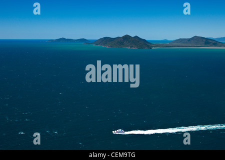 Imbarcazione turistica voce per la grande barriera corallina da Cairns, Queensland, Australia Foto Stock