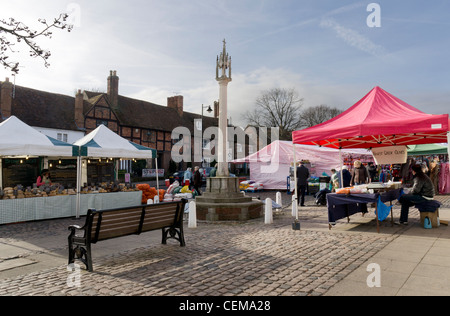 People shopping a Wendover weekly street market Bucks REGNO UNITO Foto Stock