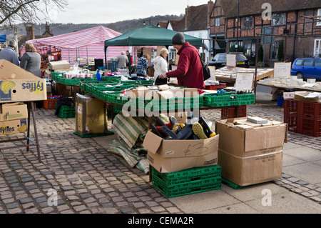 People shopping a Wendover weekly street market Bucks REGNO UNITO Foto Stock