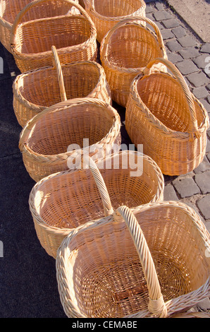 Vimini fatti a mano in legno sacchi venduti a outdoor street market fair Foto Stock