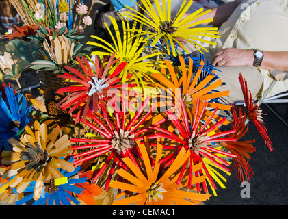 Colorati fiori fatti a mano fatte di carta crespa Foto stock - Alamy