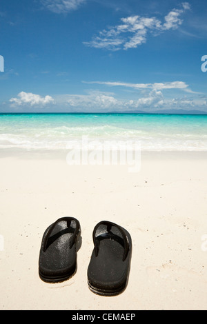 Il flip flop sulla riva del Vlassof Cay - un telecomando sabbia cay vicino a Cairns. Great Barrier Reef Marine Park, Queensland, Australia Foto Stock