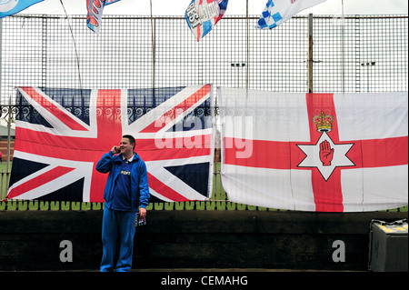 A Glasgow Rangers esterno ventola Ibrox stadium di fronte a una bancarella vendendo unione di bandiere e di Irlanda del Nord le bandiere Foto Stock