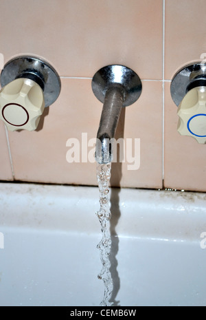 Esecuzione di acqua nella vasca sporca Foto Stock