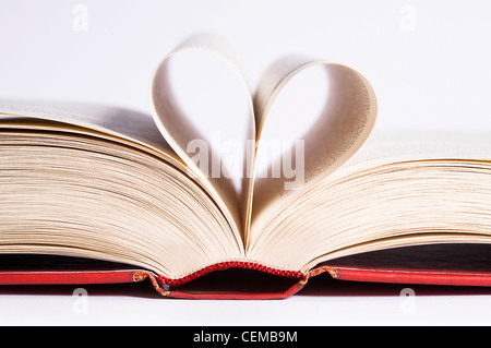Prenota con forma di cuore delle pagine su sfondo bianco Foto Stock