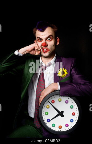 Giovani clown punzonati nel suo volto su nero Foto Stock
