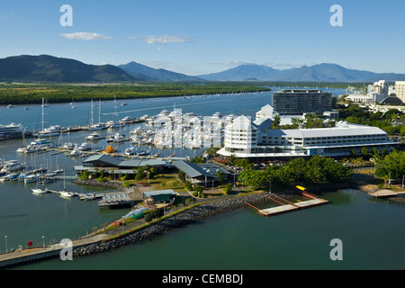 Vista aerea del Marlin Marina e Shangri La Hotel al molo. Cairns, Queensland, Australia Foto Stock